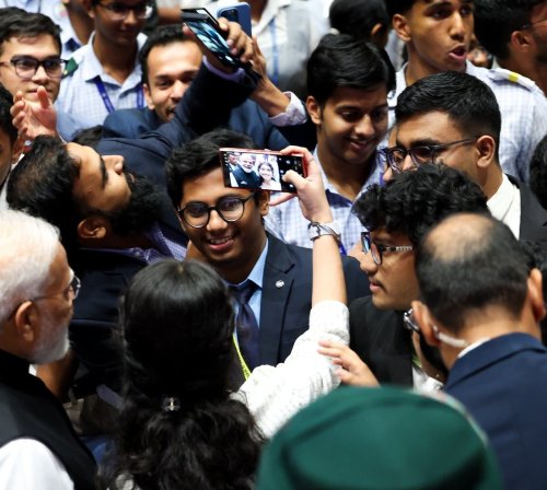 പ്രധാനമന്ത്രിയുടെ ഒമാൻ സന്ദർശനം Prime Ministers visit to Oman प्रधानमंत्री का ओमान दौरा പ്രധാനമന്ത്രി നരേന്ദ്ര മോദിക്ക് ആദരം; ‘ഓർഡർ ഓഫ് ഒമാൻ’ ബഹുമതി നൽകി