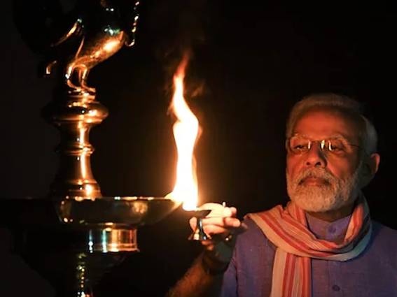 പ്രധാനമന്ത്രിയെ വരവേൽക്കാൻ തെരുവുകളിൽ ദീപം കൊളുത്തി കാത്തിരിപ്പുമായി ഝാർഖണ്ഡിലെ ജനങ്ങൾ