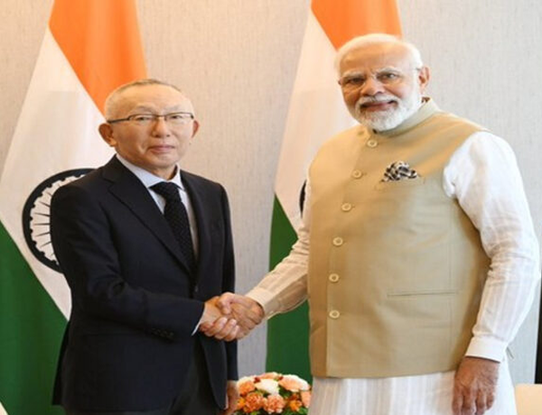 യൂണിക്ലോവിനെ ക്ഷണിച്ച് നരേന്ദ്രമോദി PM Modi calls upon Japans Uniqlo to join India's bid to become textiles centre